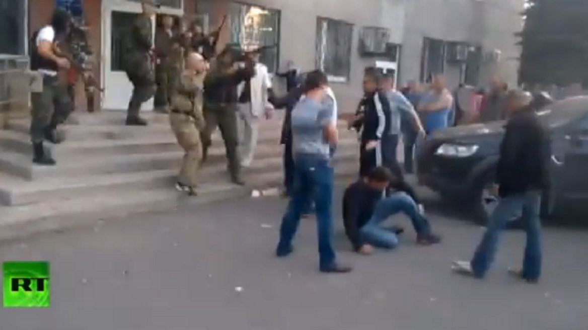 Βίντεο-σοκ από την Ουκρανία: Εν ψυχρώ δολοφονία πολιτών έξω από εκλογικό κέντρο 